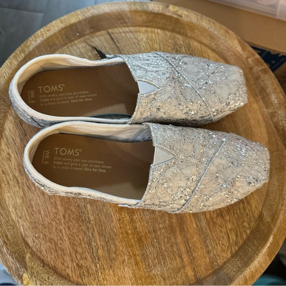 TOMS Silver Lace Glitz Alpargata Flats Like New Sz 6.5 - Picture 7 of 8
